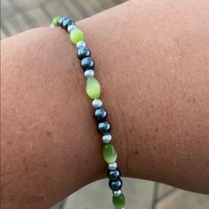Silver and green bracelet with twist screw closure